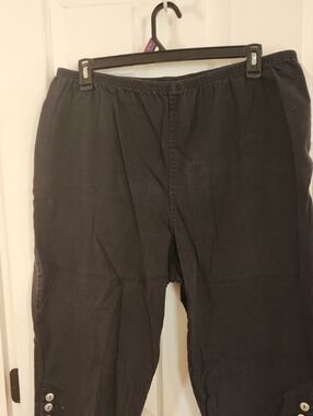 Women's Black Elastic Waist Capri Pants